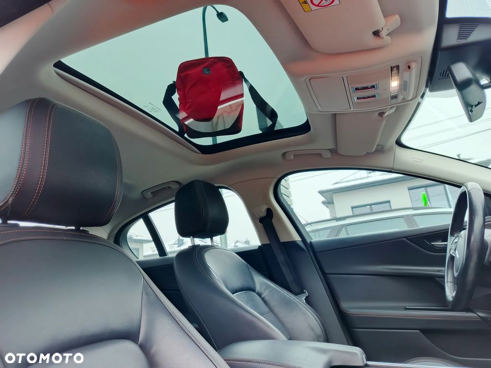 Jaguar XE 2.0 D Portfolio - 18