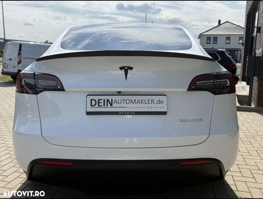 Tesla Model Y - 10