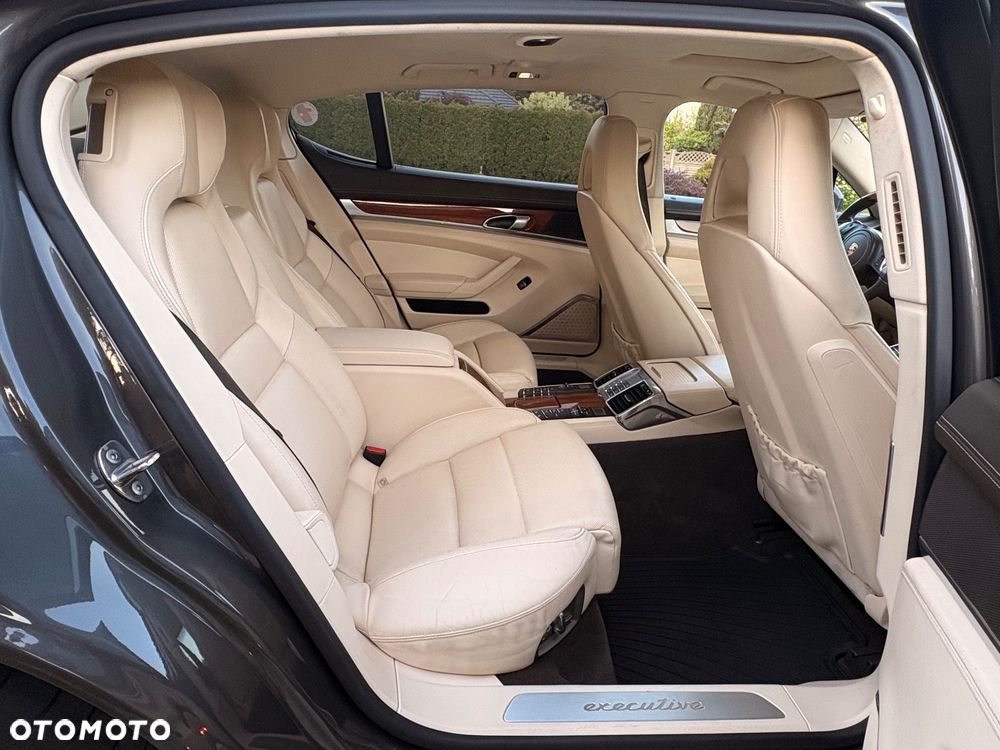Porsche Panamera 4S Executive - 32