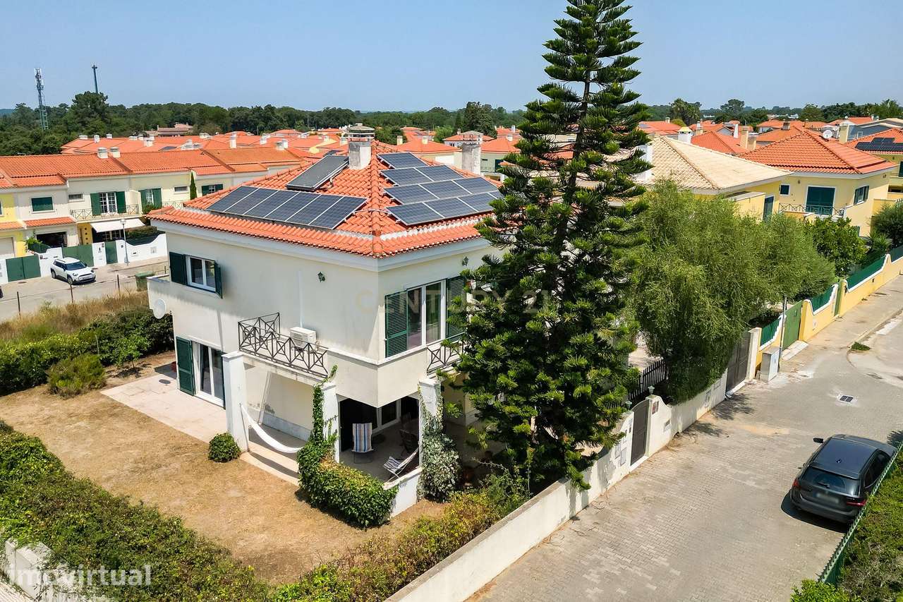 Moradia T5 isolada, implantada num lote de terreno com 466 m², situada - Grande imagem: 2/36