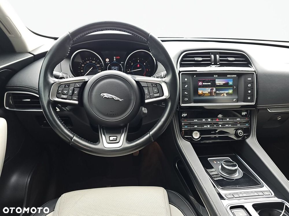 Jaguar F-Pace - 16