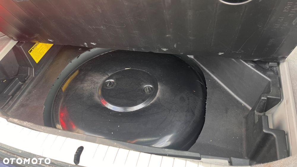 Toyota Prius (Hybrid) - 8