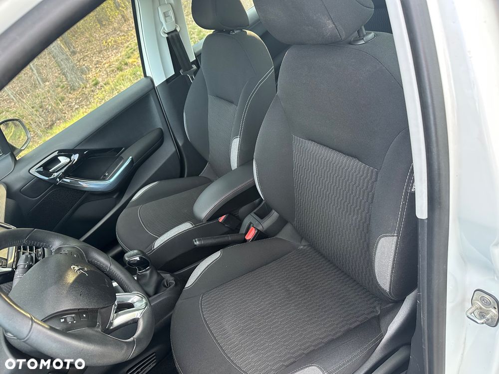 Peugeot 208 - 17