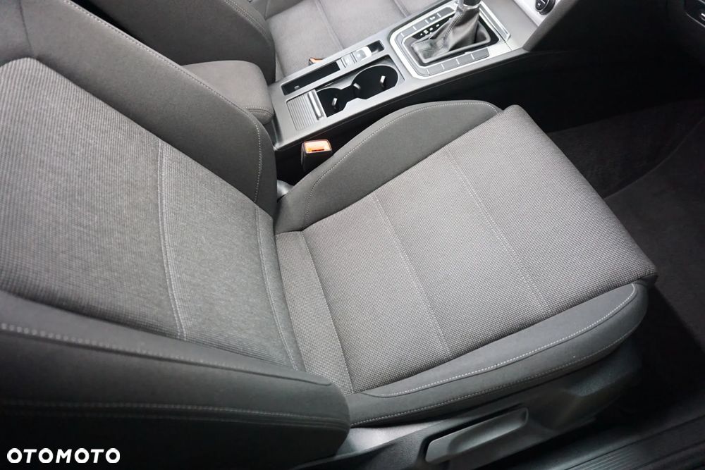 Volkswagen Passat Variant 1.6 TDI SCR DSG Comfortline - 25