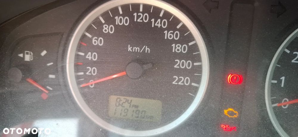 Nissan Almera 1.5 Base - 6