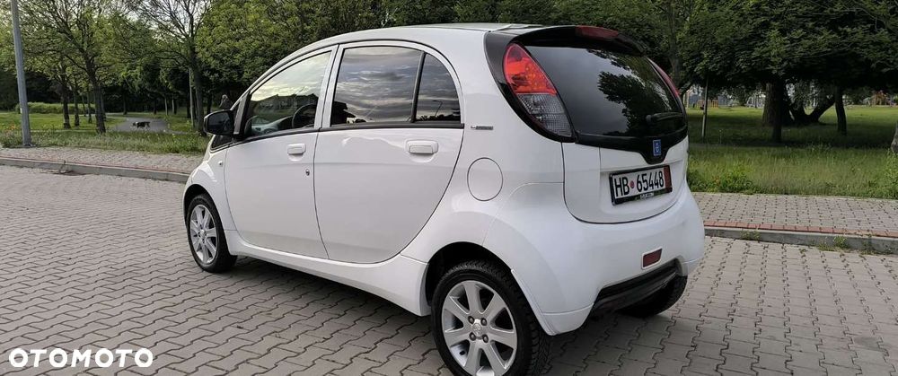 Peugeot iOn - 8