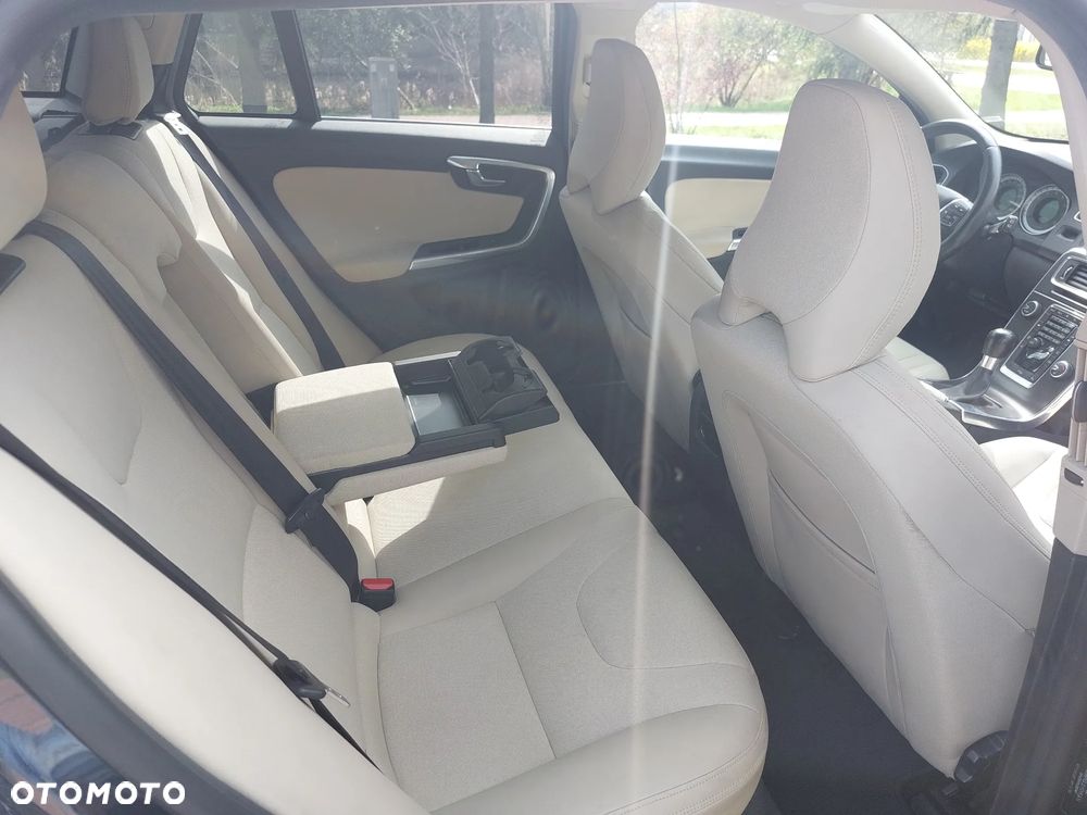 Volvo V60 T3 Momentum - 10
