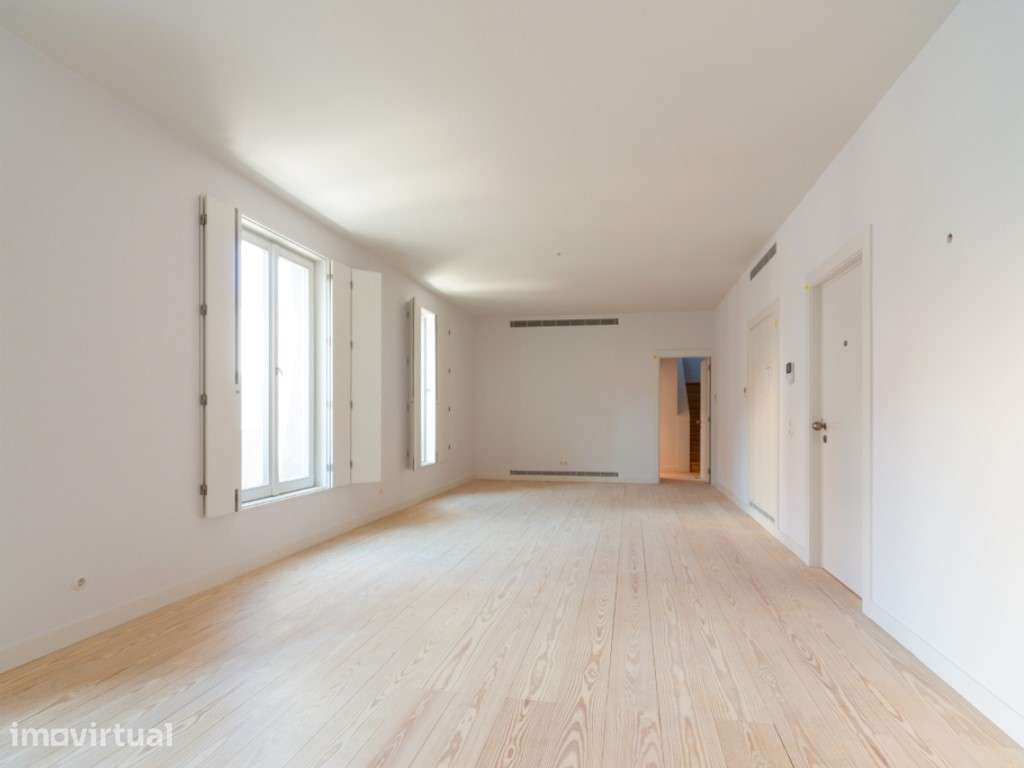 Duplex T3, com varanda, 2 lugares de garagem e arrecadação - Grande imagem: 3/28