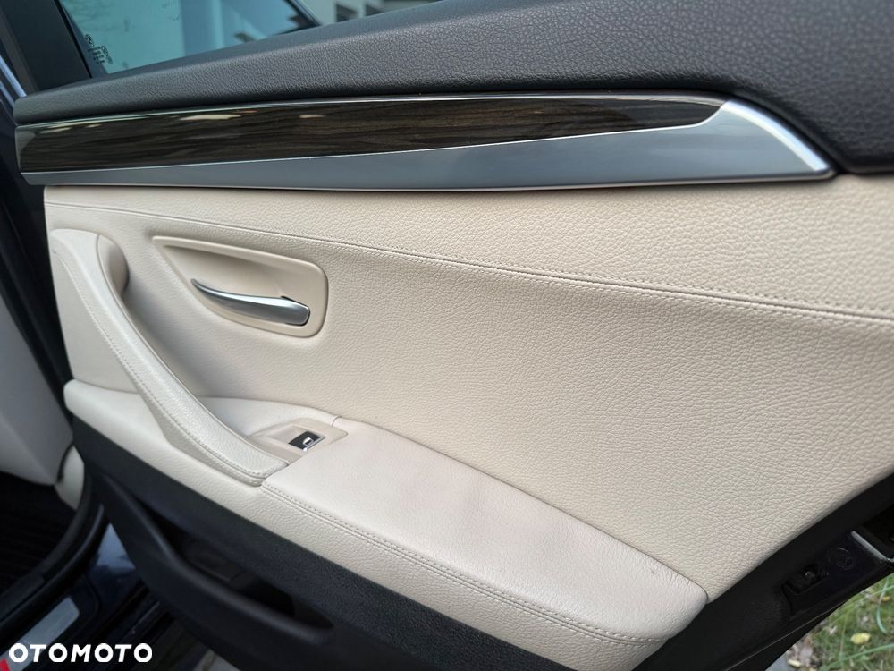 BMW Seria 5 525d Sport-Aut - 28