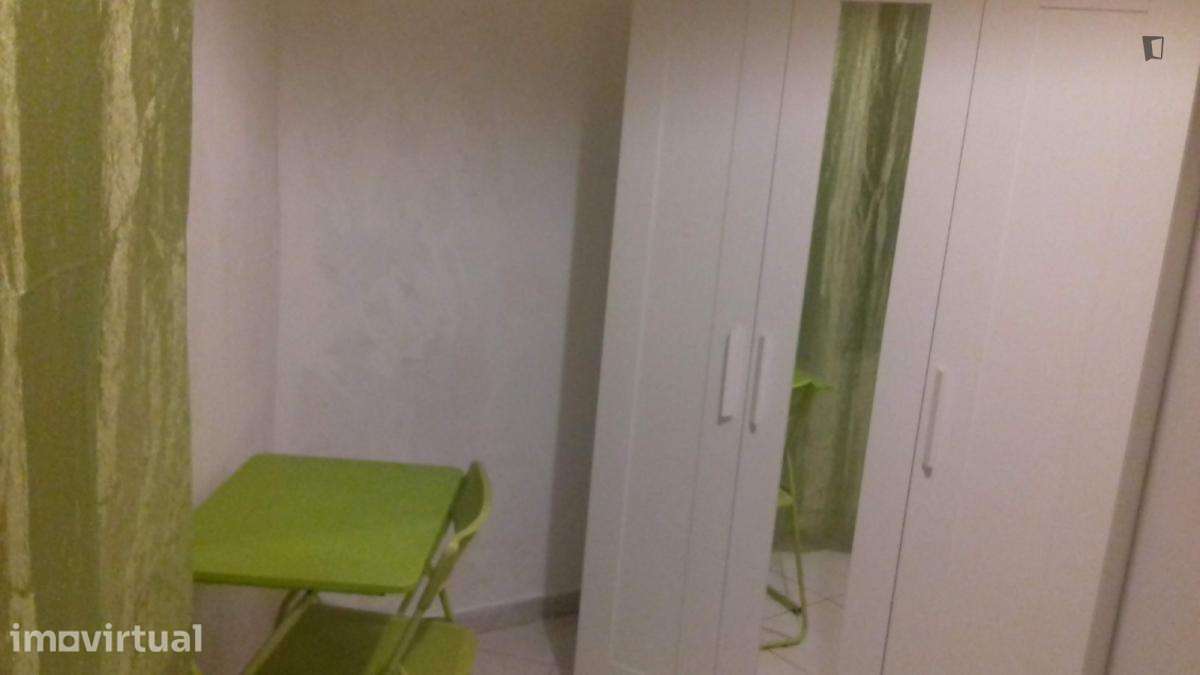 Quarto - localizado em Alameda Lisbon - Grande imagem: 4/23