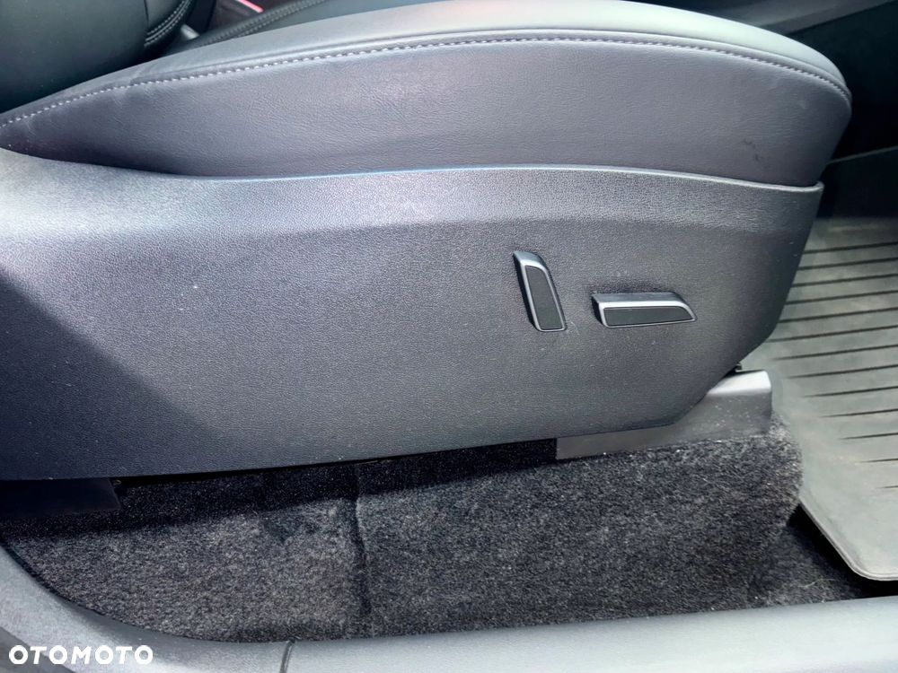 Tesla Model Y Long Range AWD - 11