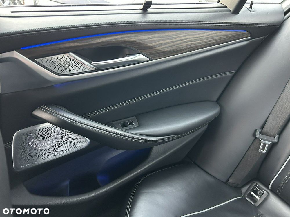 BMW Seria 5 M550i xDrive sport - 36