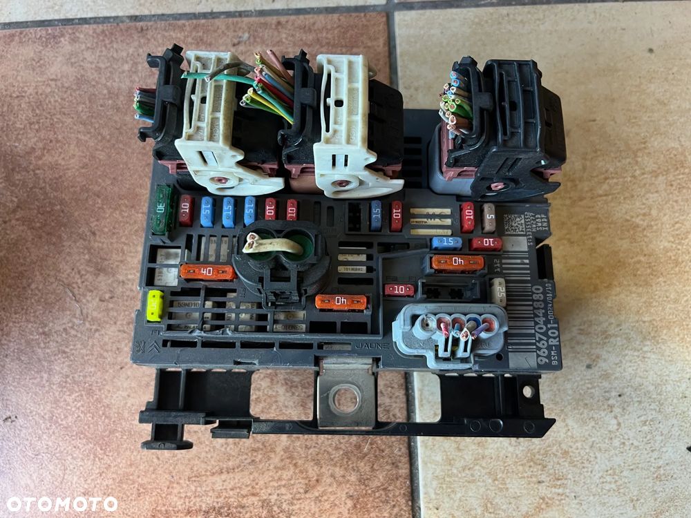 MODUŁ SKRZYNKA BEZPIECZNIKÓW BSM R01 9667044880 PEUGEOT CITROEN - 1