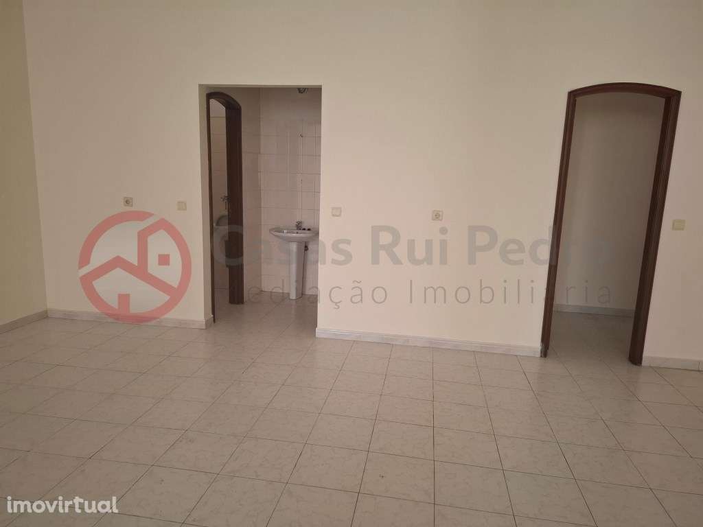 Loja ampla na Av. Cidade de Lisboa, Cacém e São Marcos - Grande imagem: 3/13