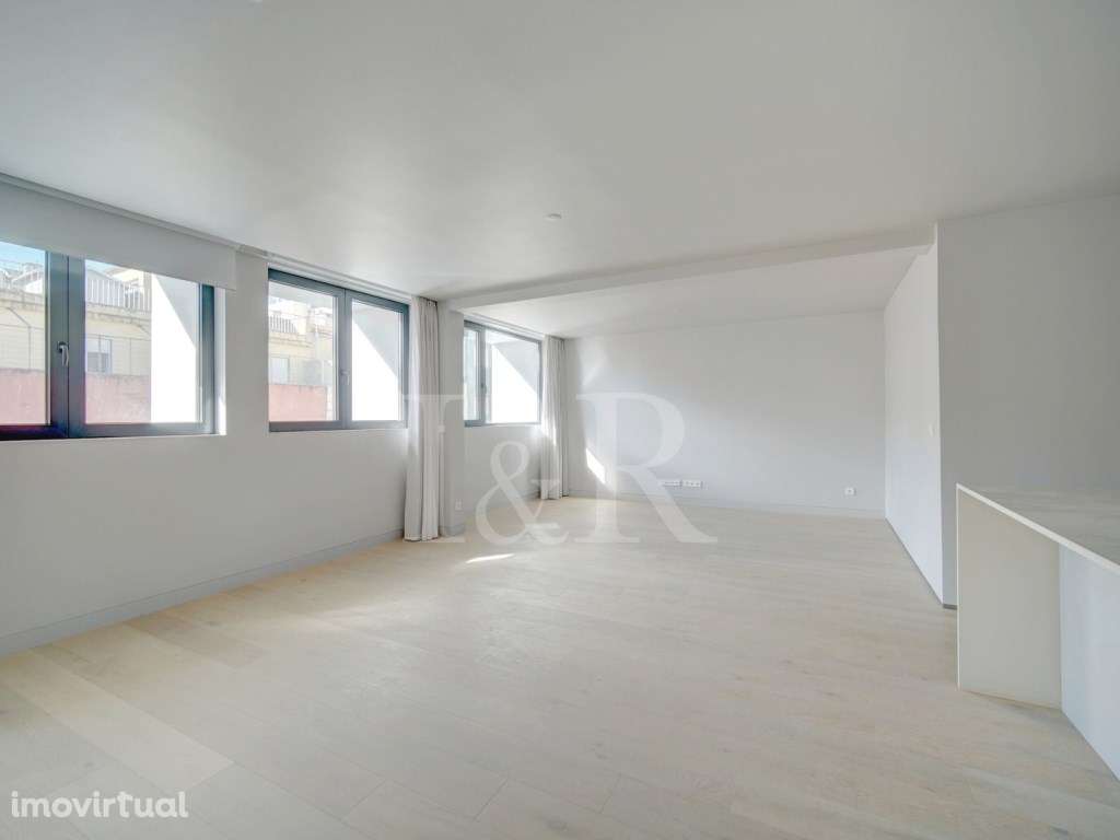 Apartamento T2 com estacionamento junto à Praça de Espanha - Grande imagem: 2/48