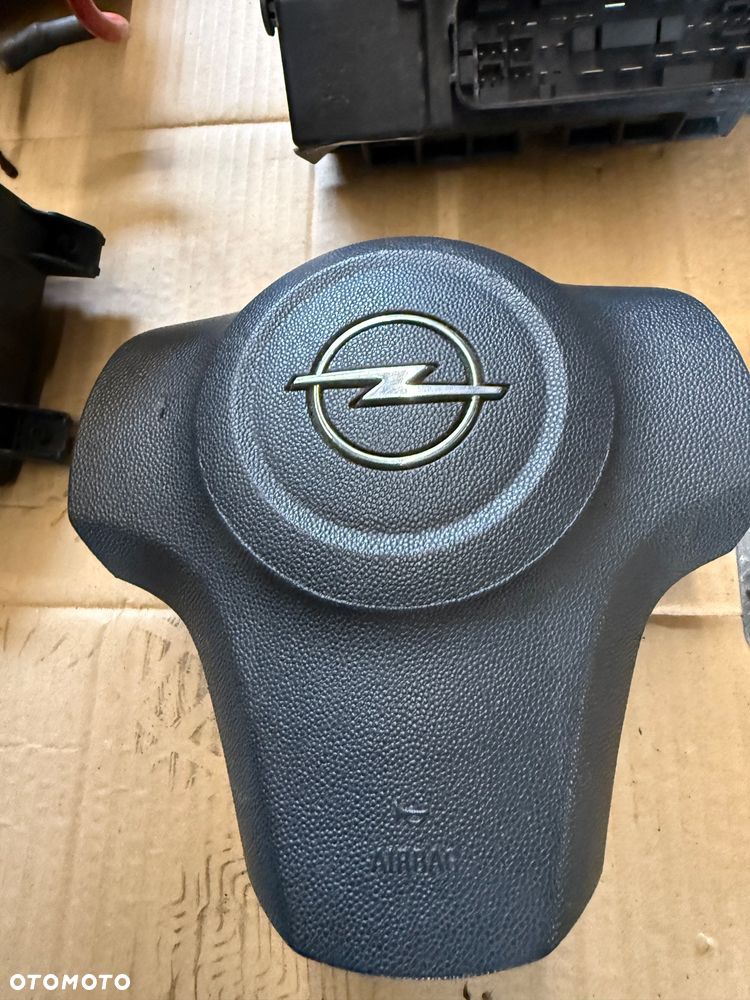 Opel Corsa d Poduszka powietrzna kierowcy  PA25060044 - 200 złoty  PA25060042 - 200 złoty  Pompa abs - 0265800422 - 250 złoty Skrzynka bezpieczników GM13142240 - 150 złoty  Skrzynka bezpieczników 1327387EA - 100 złoty  Sterownik silnika 0261208940 - 300 złoty  Moduł poduszek 327963935 - 150 złoty Panel sterowania nawiewu 16774010 - 150 złoty  Skrzynka bezpieczników - 100 złoty  Poduszka powietrzna pasażera 13152361 - 100 złoty  Radio 344183129 - 150 złoty  Manetki przełącznik zespolony 12274700 - 150 złoty Licznik 1303304 ( 2 sztuki) - 150 złoty (sztuka)  Włącznik świateł 13204952 - 100 złoty  Mechanizm wycieraczek 13182340 -100 Złoty  Lewarek biegów automat 13209263 - 100 złoty  Pedały 1401740 - 150 złoty - 15