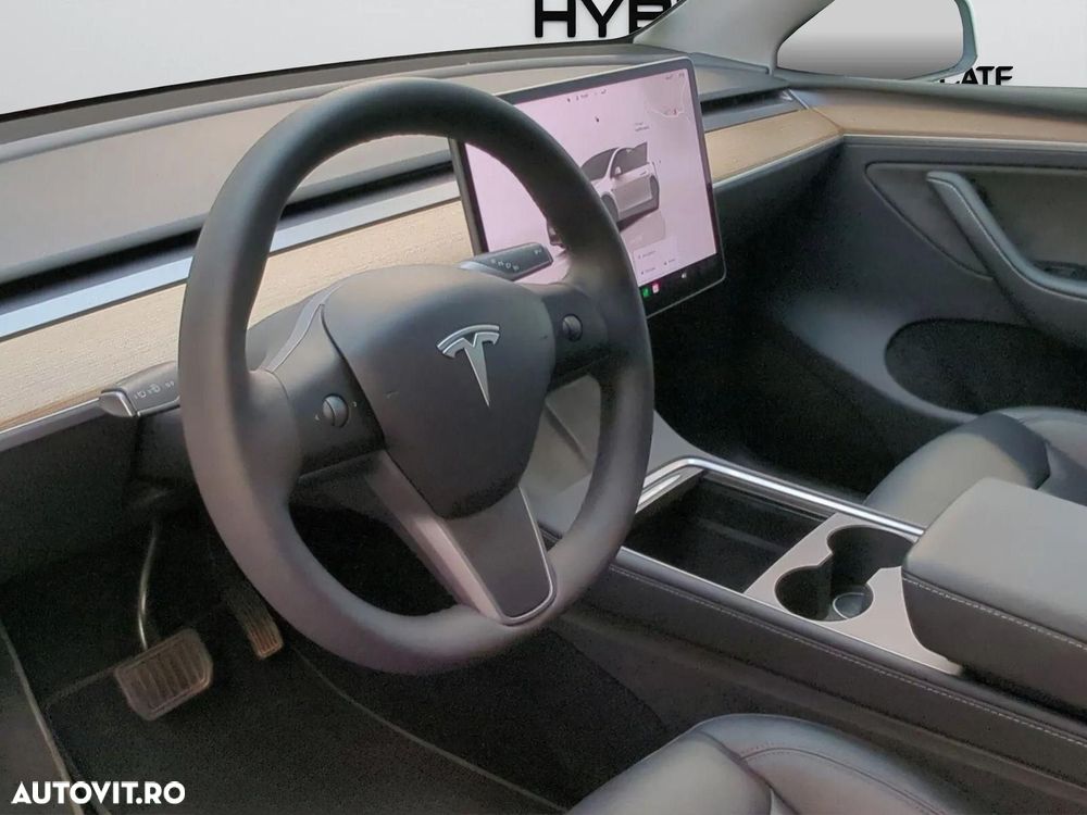 Tesla Model Y - 9