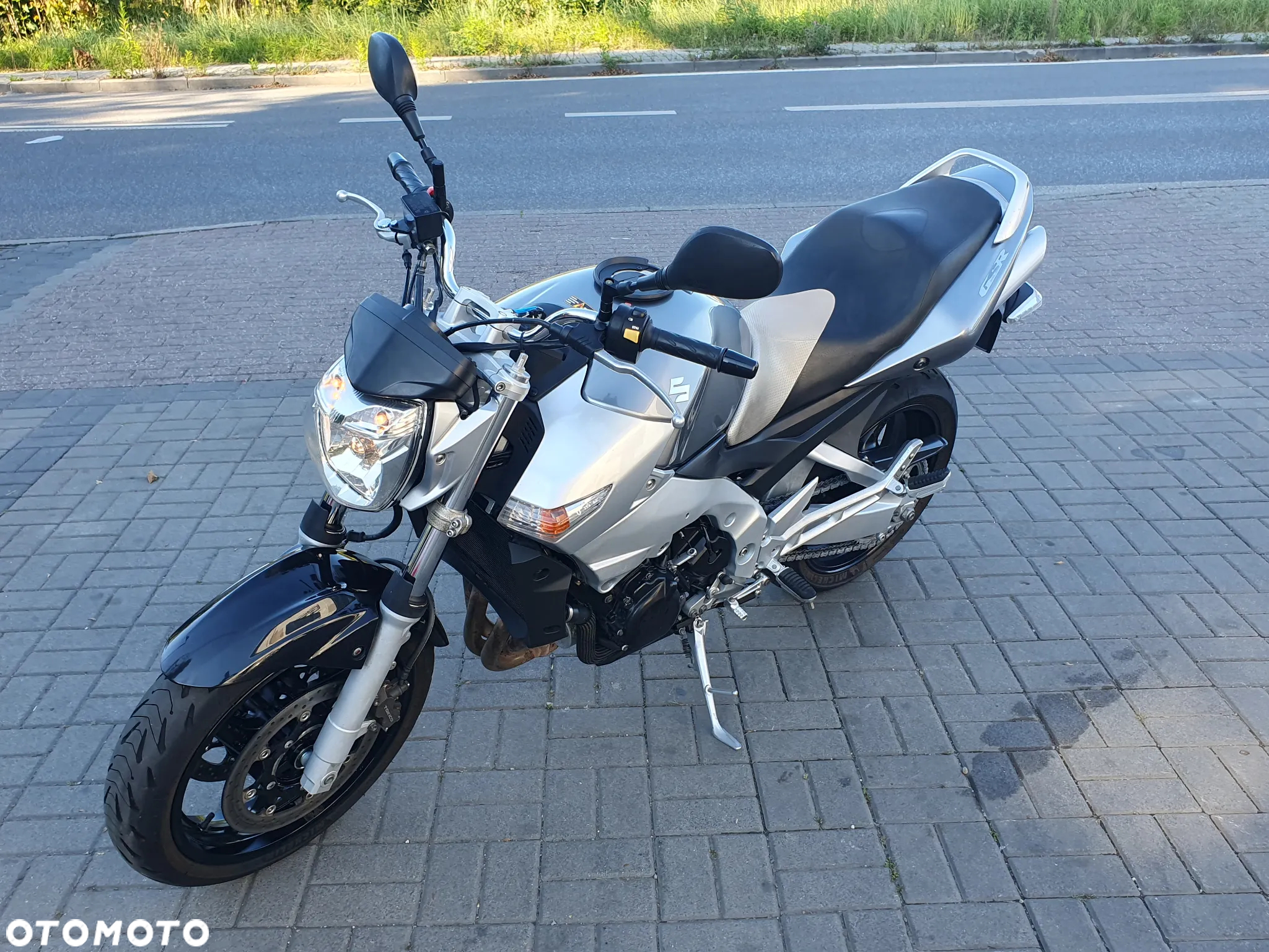 Suzuki GSR - 23