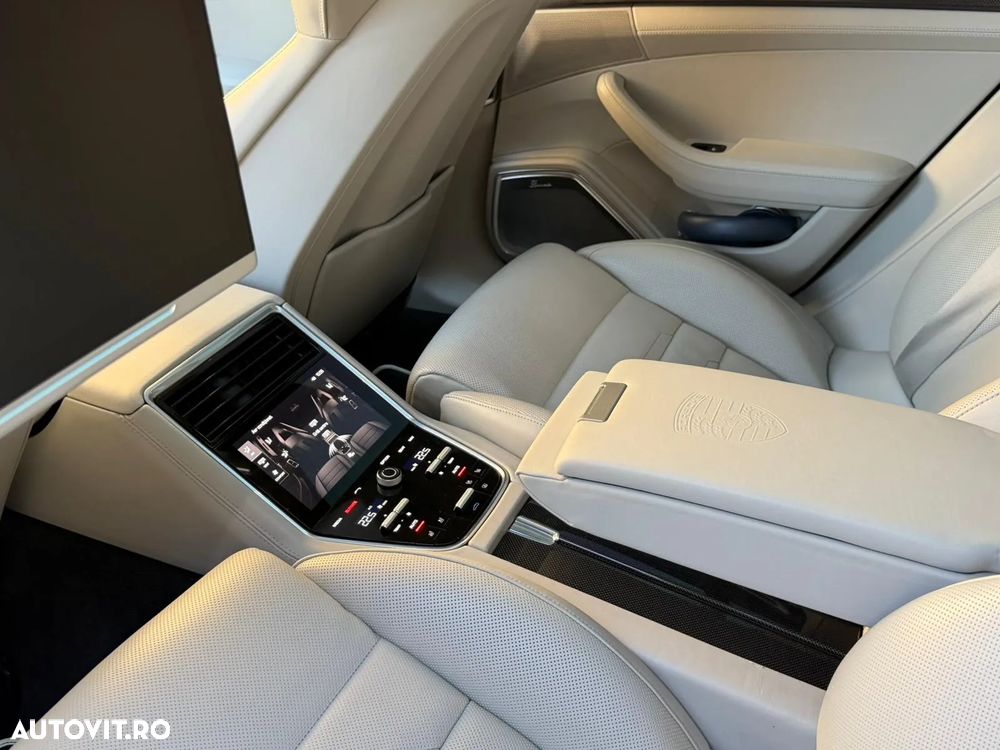 Porsche Panamera Turbo Sport Turismo - 17