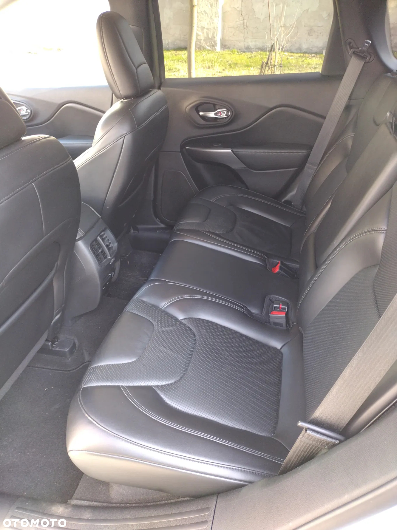 Jeep Cherokee - 12