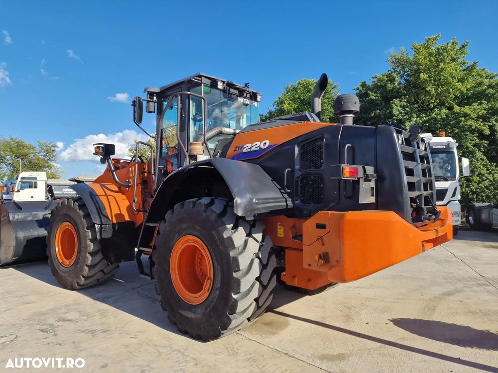 Hitachi ZW220, 2.140h, 8.833 km, CUPLA RAPIDA, CUPA 3,5mc, Masa operationala 20t, Anvelope Goodyear profil L5 90% ok, Gresare automata, VIRARE JOYSTICK, consum mediu 14,6l/h, an fabr 2020, camera spate, ridica la 4,2m,  CA NOU-PROMOTIE 119.900 EUR+Tva - 2