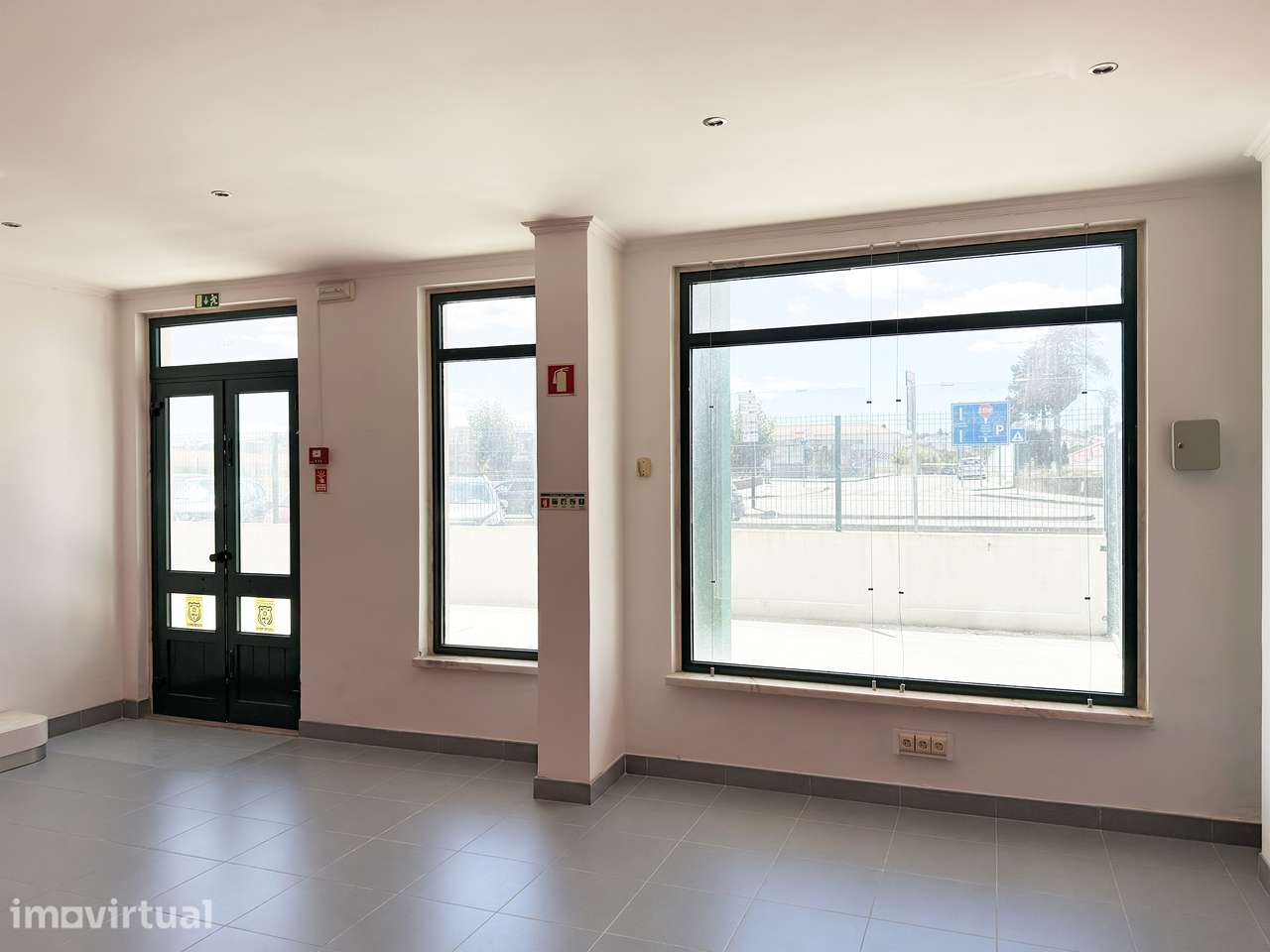 Loja com 70m², 2 Frentes, Pátio – Venteira (Perto da Praça da Igreja) - Grande imagem: 4/19