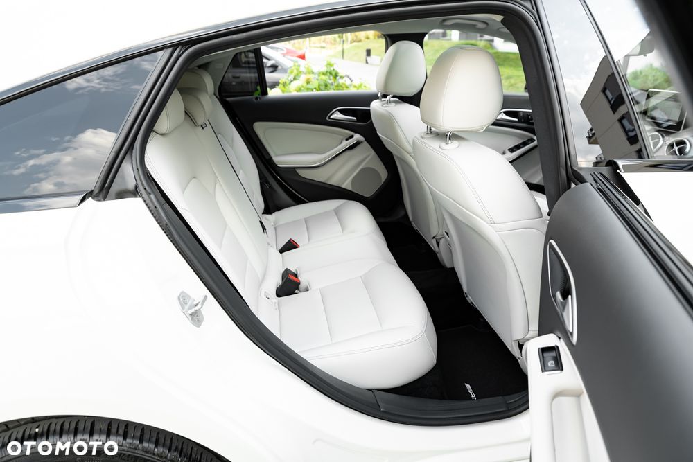 Mercedes-Benz CLA Shooting Brake 200 7G-DCT AMG Line - 33