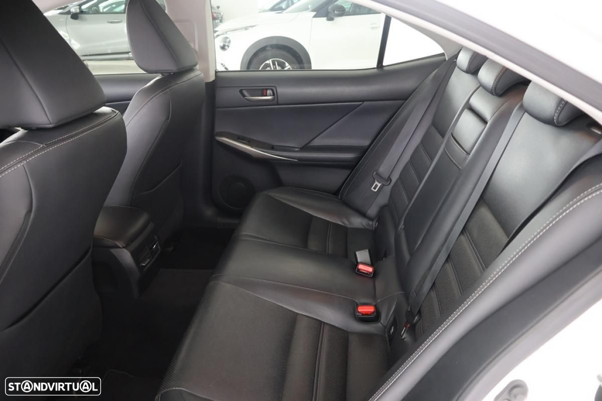 Lexus IS 300H - 14