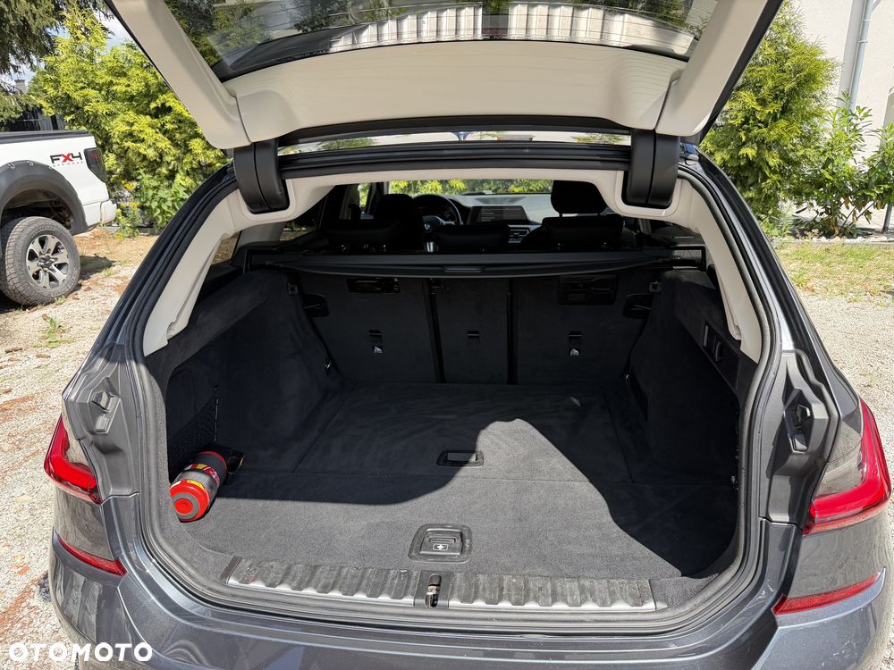 BMW Seria 3 318d mHEV - 15