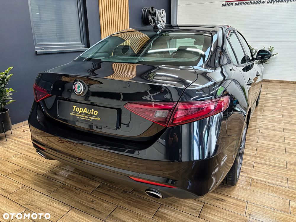 Alfa Romeo Giulia - 8