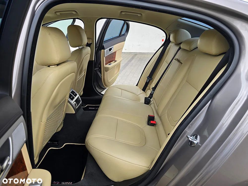 Jaguar XF 2.2 D Premium Luxury - 15