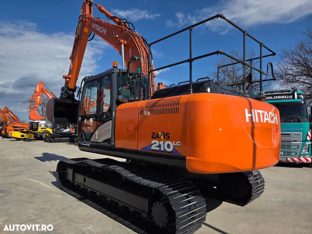 Hitachi ZX210, 23t, cupa NOUA 1,3mc, CUPLA RAPIDA, camere spate si laterale, inst picon, CONSUM MEDIU 9,6l/h, senile 80% ok doar 988h deplasare, 3 pompe hidr HITACHI, antifurt, motor ISUZU, ad sapare 7m, ridica 14t, STARE BUNA,leasing 4ani-83.900 EUR+Tva - 2