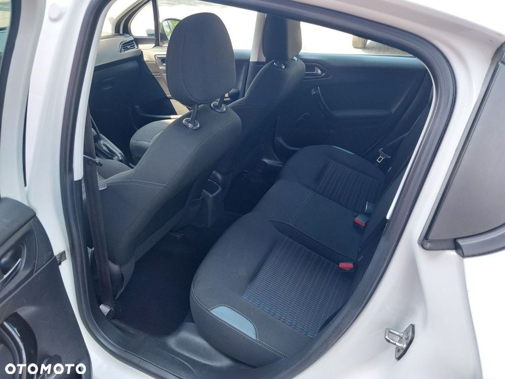 Peugeot 208 - 12