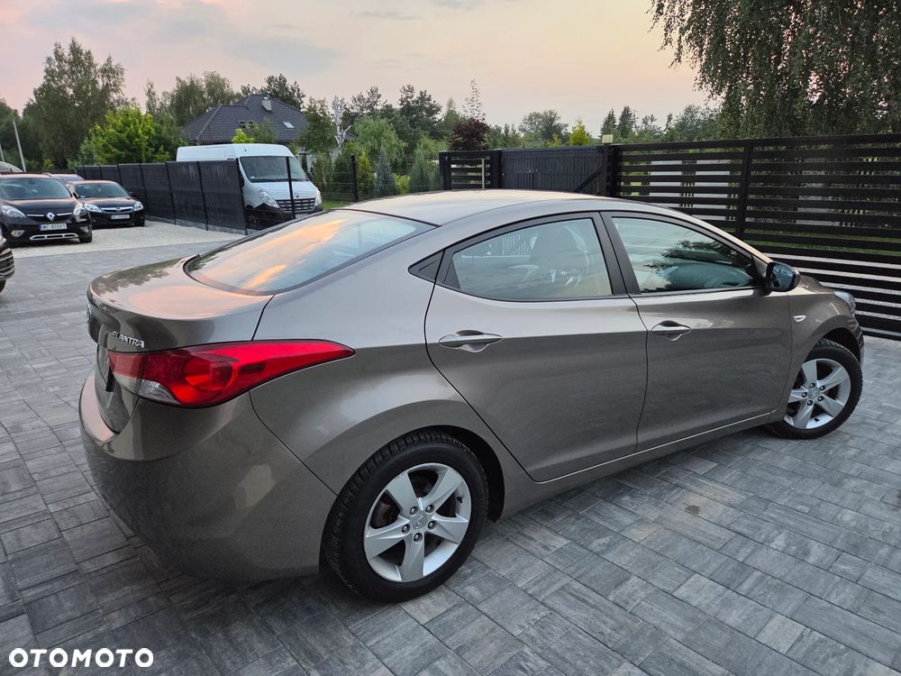 Hyundai Elantra 1.6 Comfort - 9
