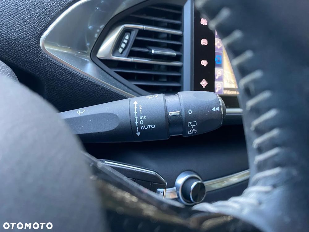 Peugeot 308 1.2 PureTech Allure S&S - 17