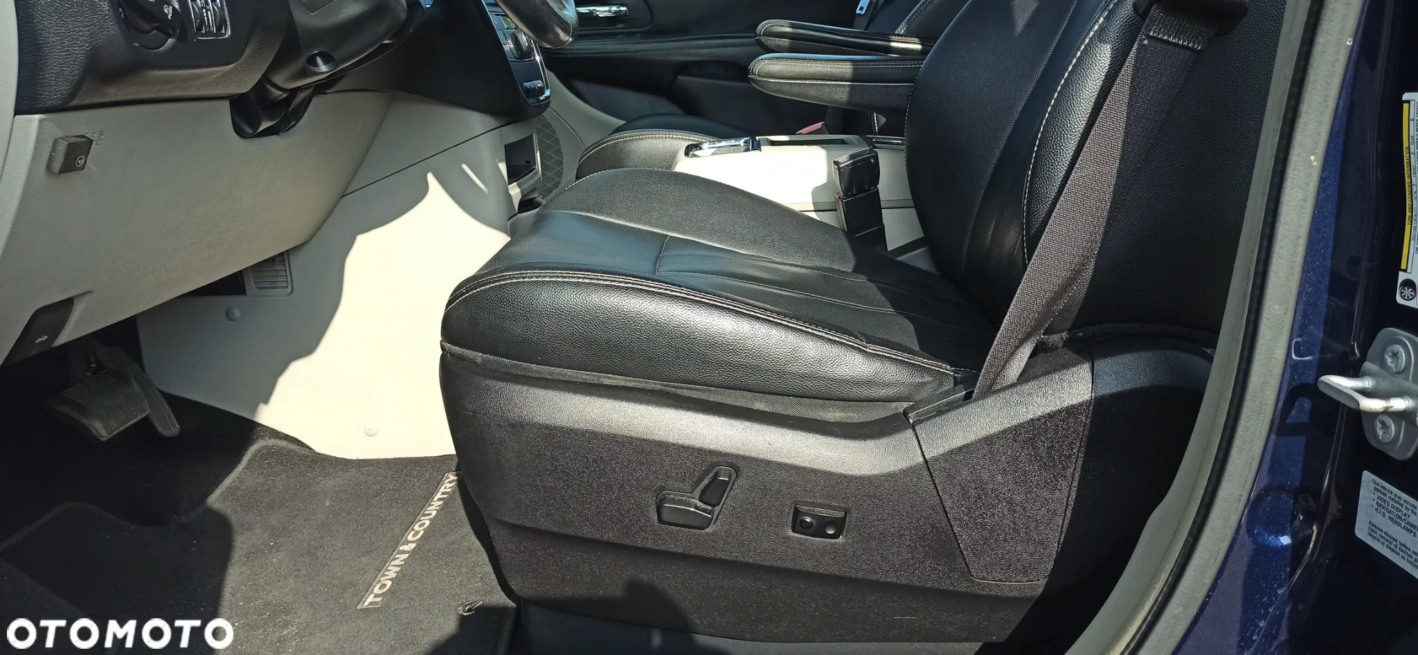 Chrysler Town & Country - 29
