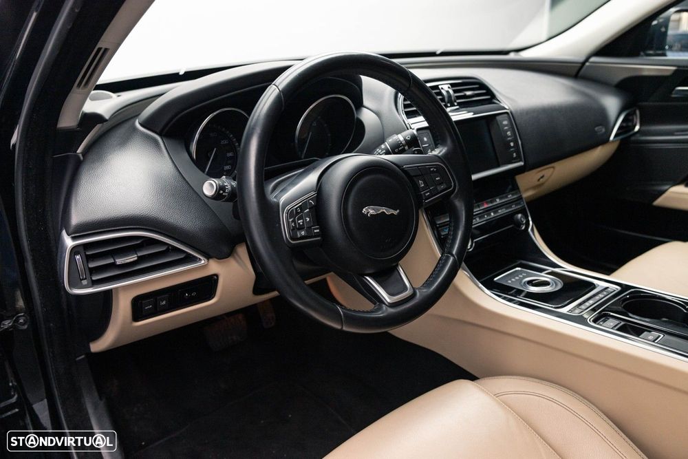 Jaguar XE 2.0 D Prestige Aut. - 25