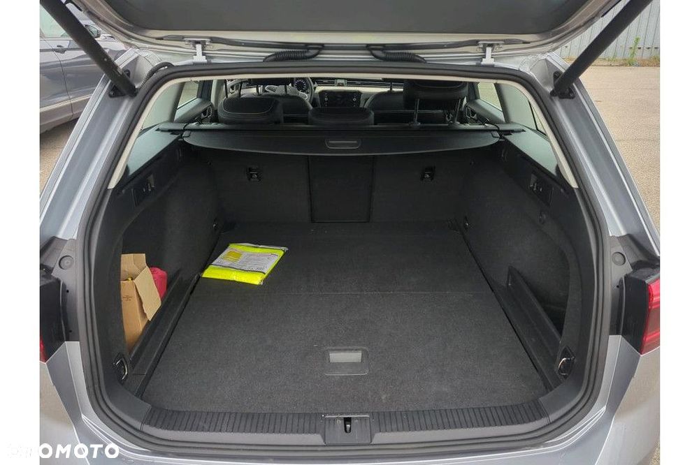 Volkswagen Passat Variant 2.0 TDI EVO Elegance DSG - 9