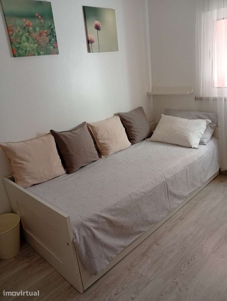Quarto para alugar com TV e frigorífico no interior, despesas incluída - Grande imagem: 2/7