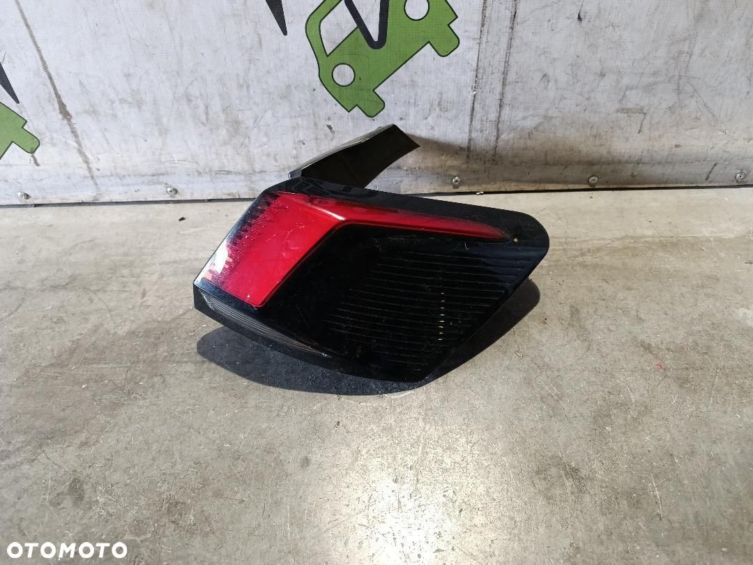 PEUGEOT 3008 II LAMPA PRAWA TYŁ 9810477080 - 1