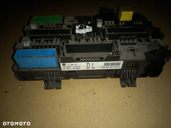Skrzynka bezpieczników OPEL 13180775