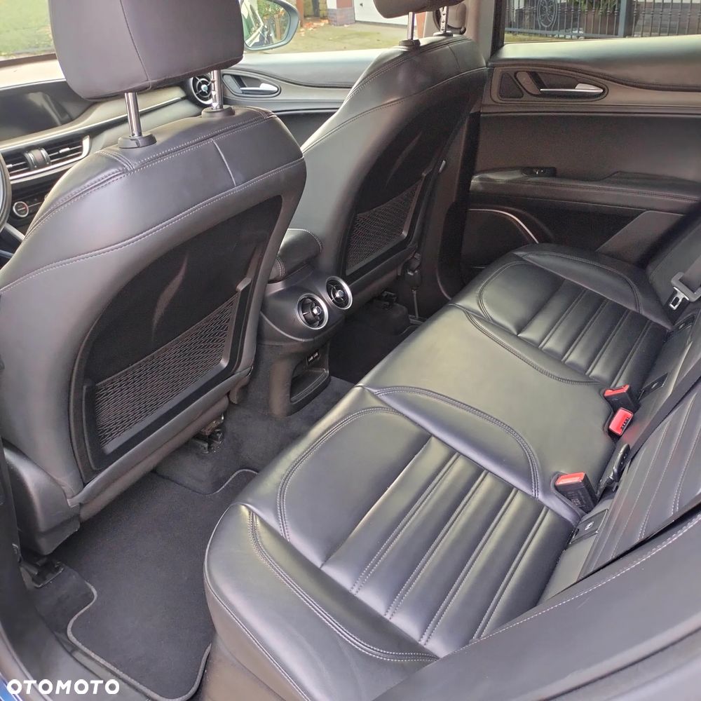 Alfa Romeo Stelvio - 11