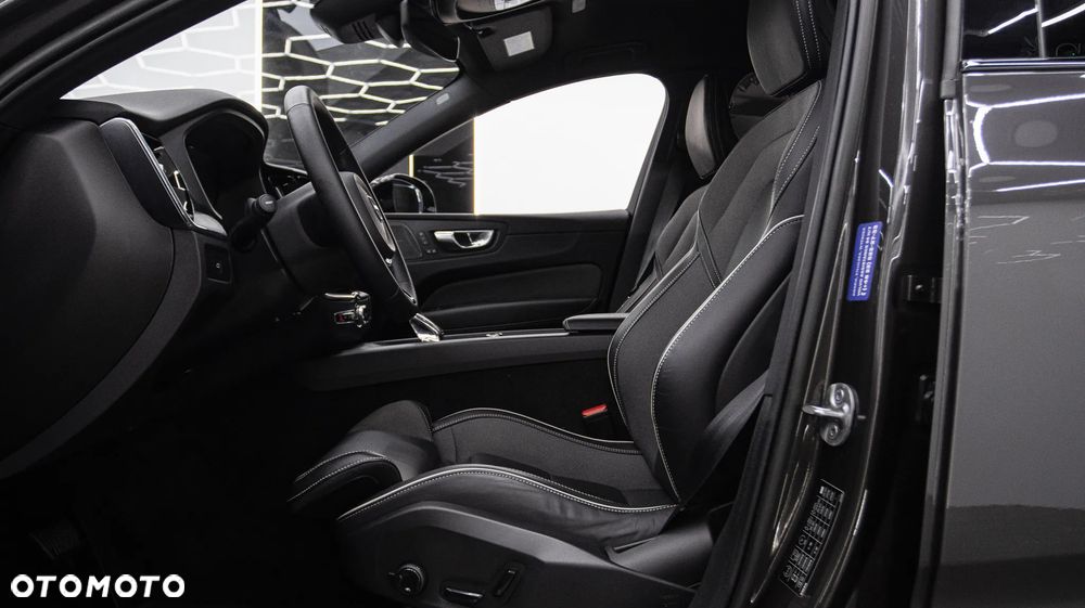 Volvo XC 60 B5 B AWD Plus Dark - 16