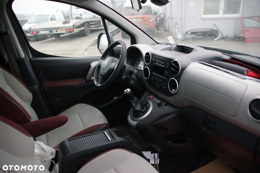 Auto na części - Citroen Berlingo II Multispace 1.6 VTI 120 KM 5F01 20DP56 KGP 2010R Silnik Skrzynia Drzwi Lusterko Zderzak Klapa Lampa Klamka Szyba Relingi Deska Kokpit Sterownik Moduł Czujnik Licznik Panel Wyświetlacz Kierownica - 16