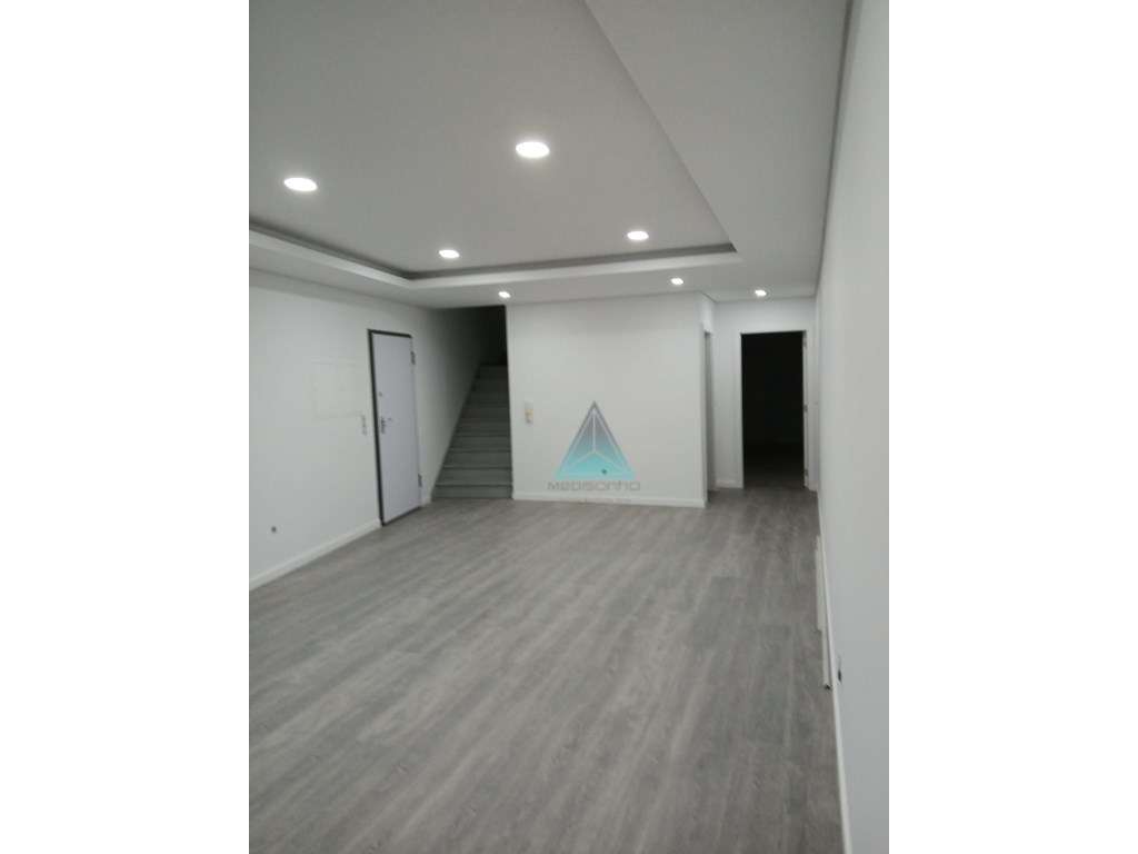 Moradia T3 em Fernão Ferro com Excelente Espaço Exterior - Grande imagem: 3/14