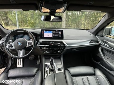 BMW Seria 5 M550i xDrive sport - 36