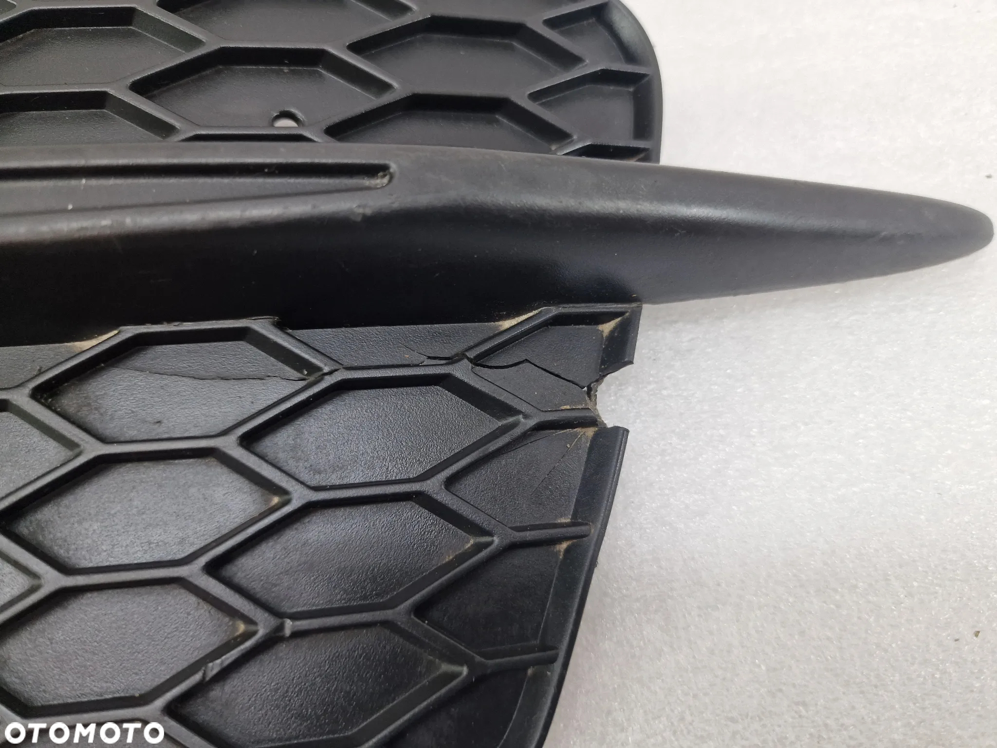 AUDI Q3 8U0 LIFT S-LINE 14- PRAWA KRATKA BOCZNA ZDERZAKA PRZEDNIEGO PRZÓD , NR 8U0807682D , NR AUKCJI E/10 - 6