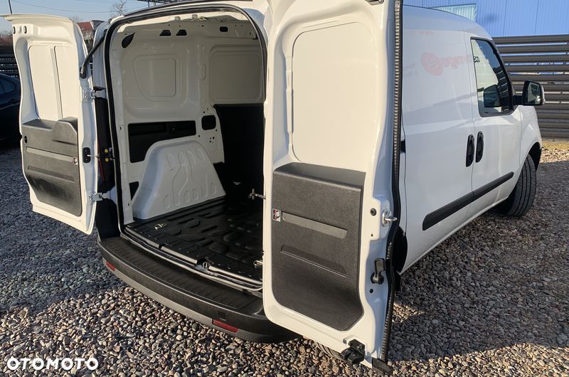 Fiat DOBLO VAN 3 osobowy VAT-1 Homologacja cięż. MOCNY SILNIK 1.6 MultiJet, 105KM Emisja spalin Euro6, Skrzynia biegów 6-cio stopniowa! ORYGINALNA ZABUDOWA PAKI, BOCZNE DRZWI PRZESUWNE, RADIO Z EKRANEM DOTYKOWYM , MULTIFUNKCYJNA KIEROWNICA - 33