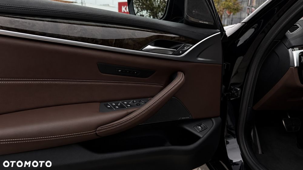 BMW Seria 5 M550i xDrive sport - 11