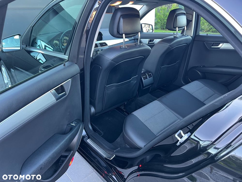 Mercedes-Benz Klasa C 180 CGI Automatik BlueEFFICIENCY Avantgarde - 12